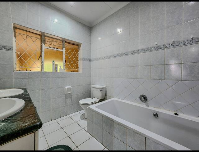 4 BEDROOM HOUSE FOR SALE IN CONSTANTIA KLOOF